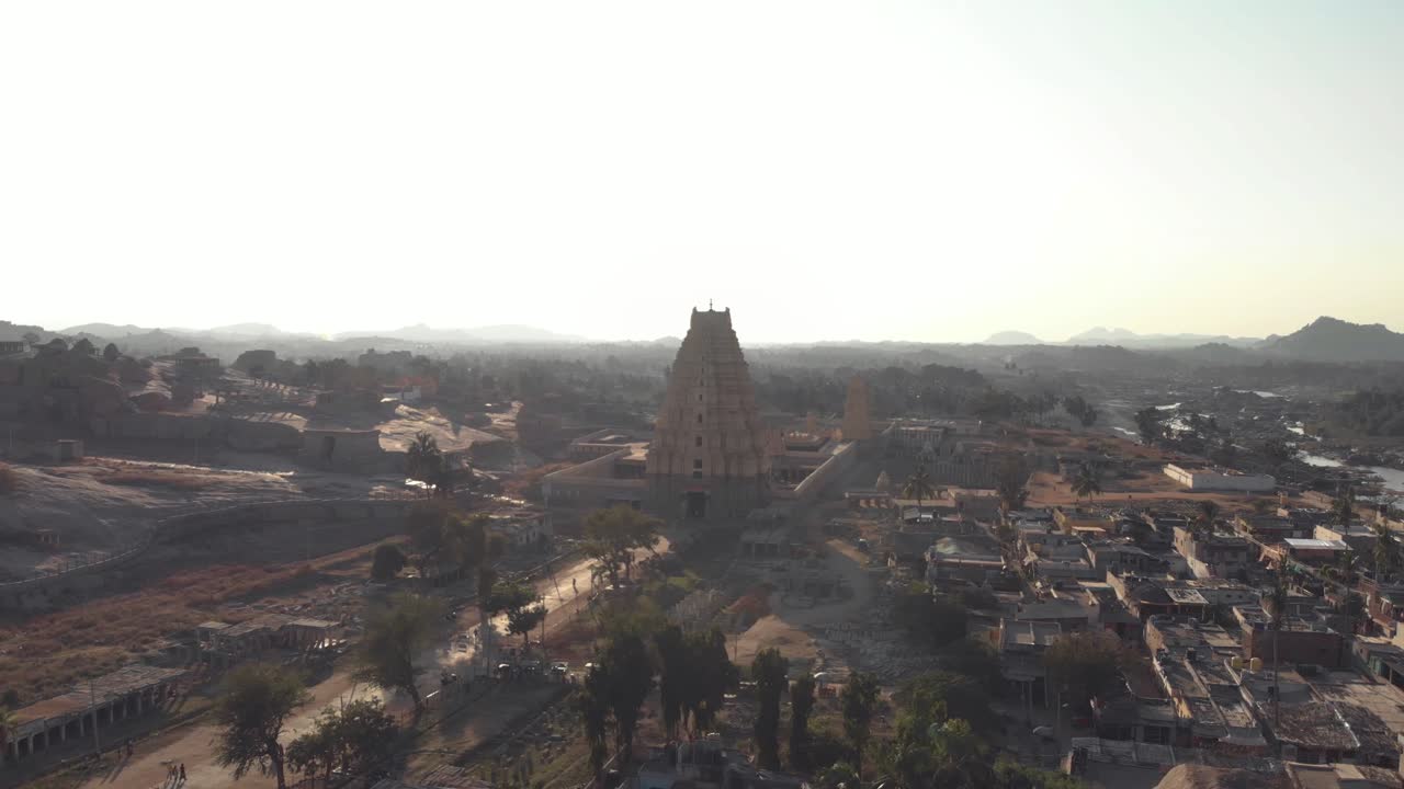 vista aérea del templo virupaksha en hampi, sitio del patrimonio mundial de la unesco, karnataka, india