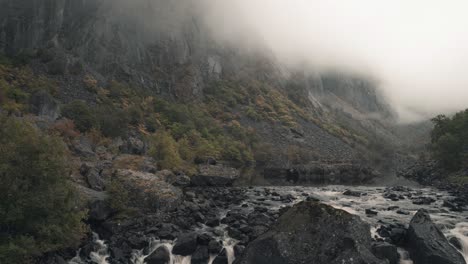 Schönes-Tal-Mit-Fluss-Und-Sich-Langsam-Bewegenden-Wolken-In-Südnorwegen