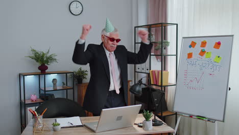 un homme d'affaires heureux danse une danse de victoire célèbre le week-end, les vacances, le succès, la victoire au bureau.