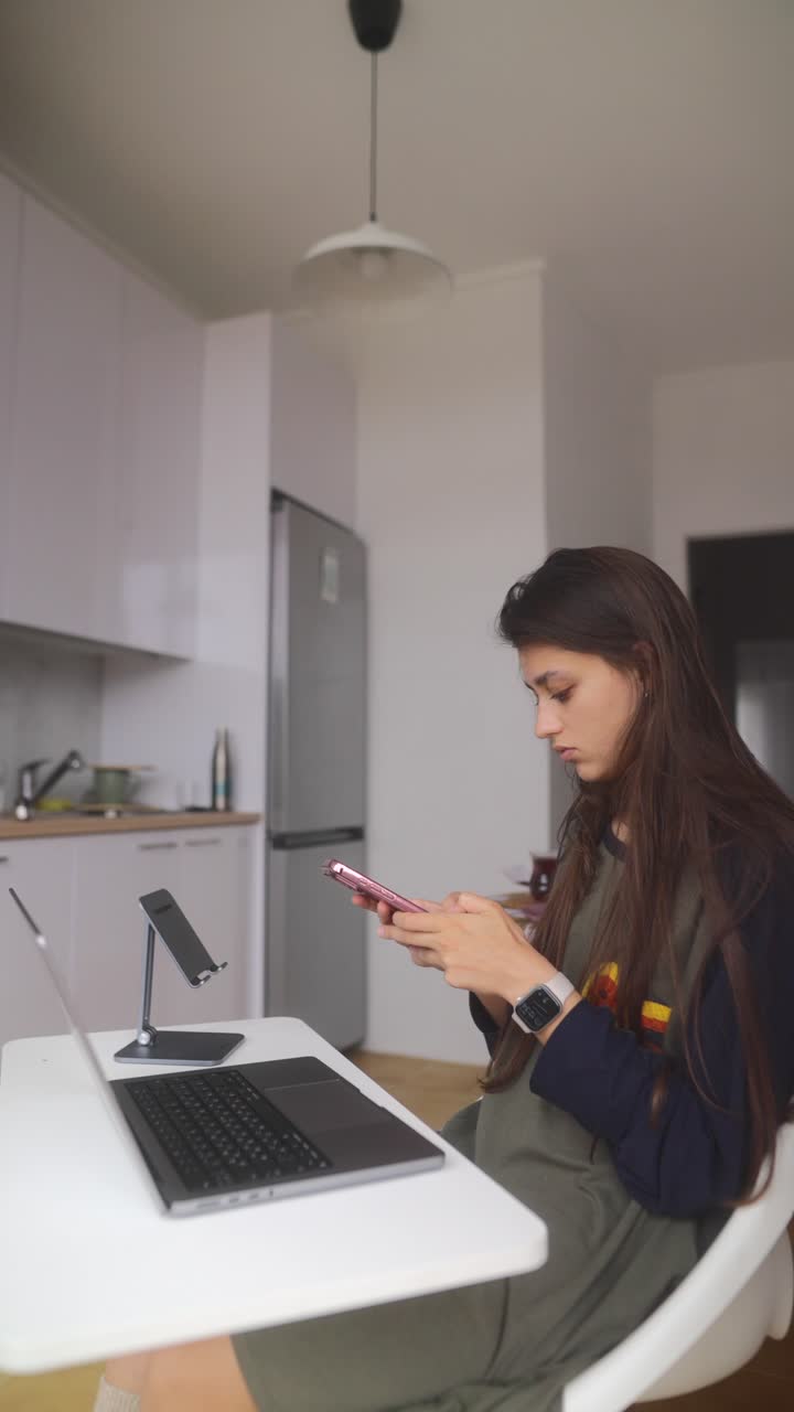 mujer trabajando en la cocina de casa