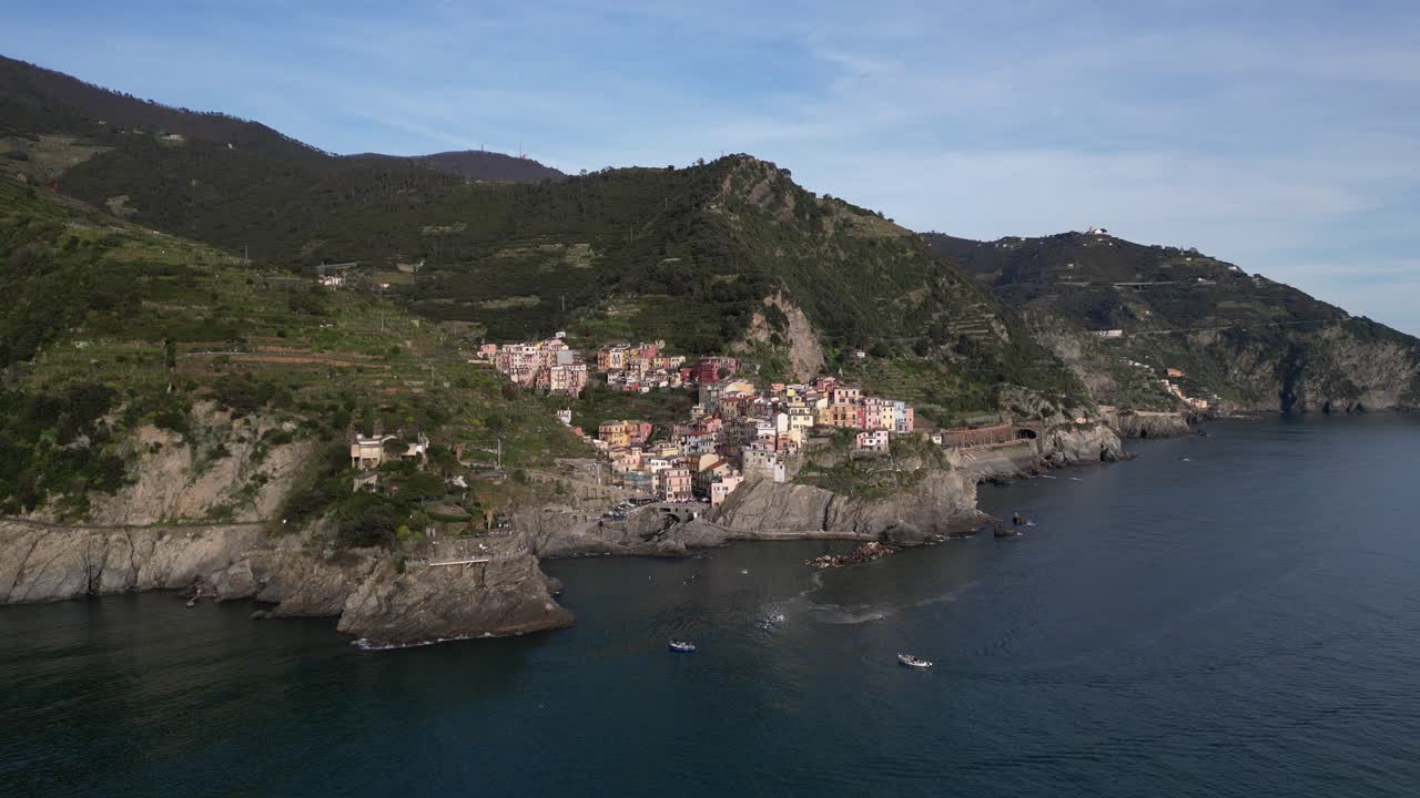 Manarola Cinque Terre Italia, illuminazione suggestiva aerea del villaggio costiero