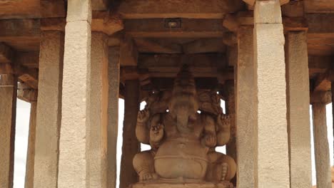 Schwenkansicht-Des-Sasivekalu-Ganesha-Tempels-In-Hampi