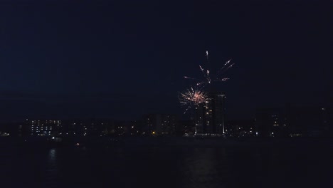 fuegos artificiales en la playa del 4 de julio.