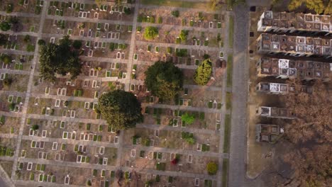 vista aérea de pájaros de lápidas y lápidas en el cementerio de buenos aires, argentina