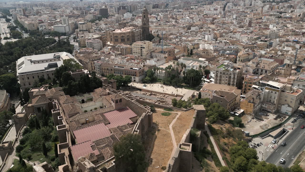 Ripresa aerea con drone che sorvola antiche rovine a Malaga, Spagna