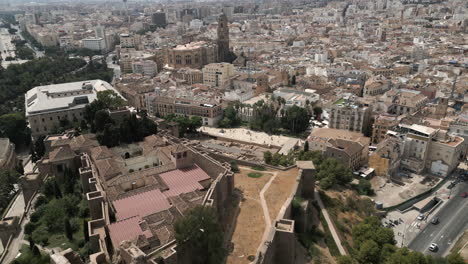 Drohnenschuss-über-Alten-Ruinen-In-Malaga,-Spanien