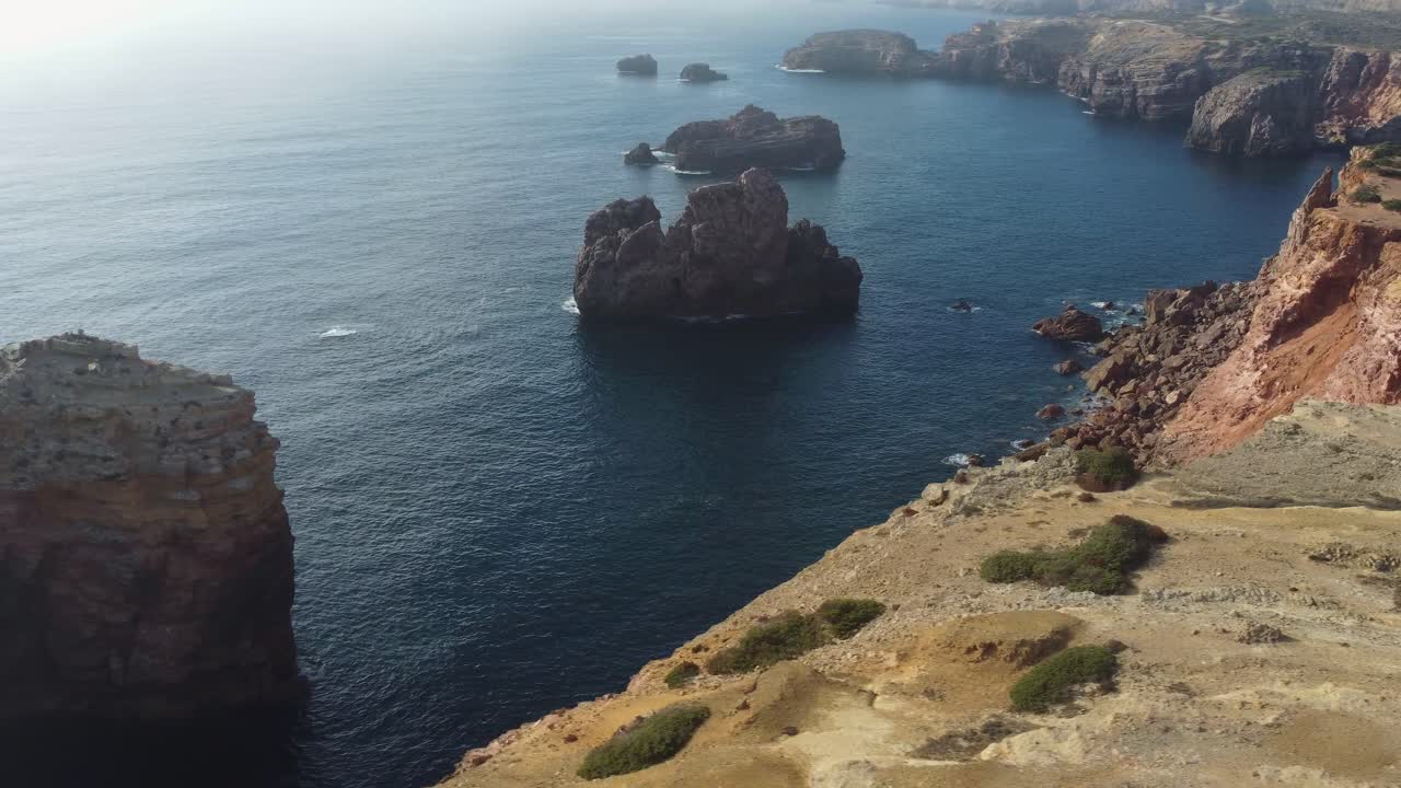 tomada en órbita de la costa rocosa con enormes acantilados por el océano atlántico, algarve