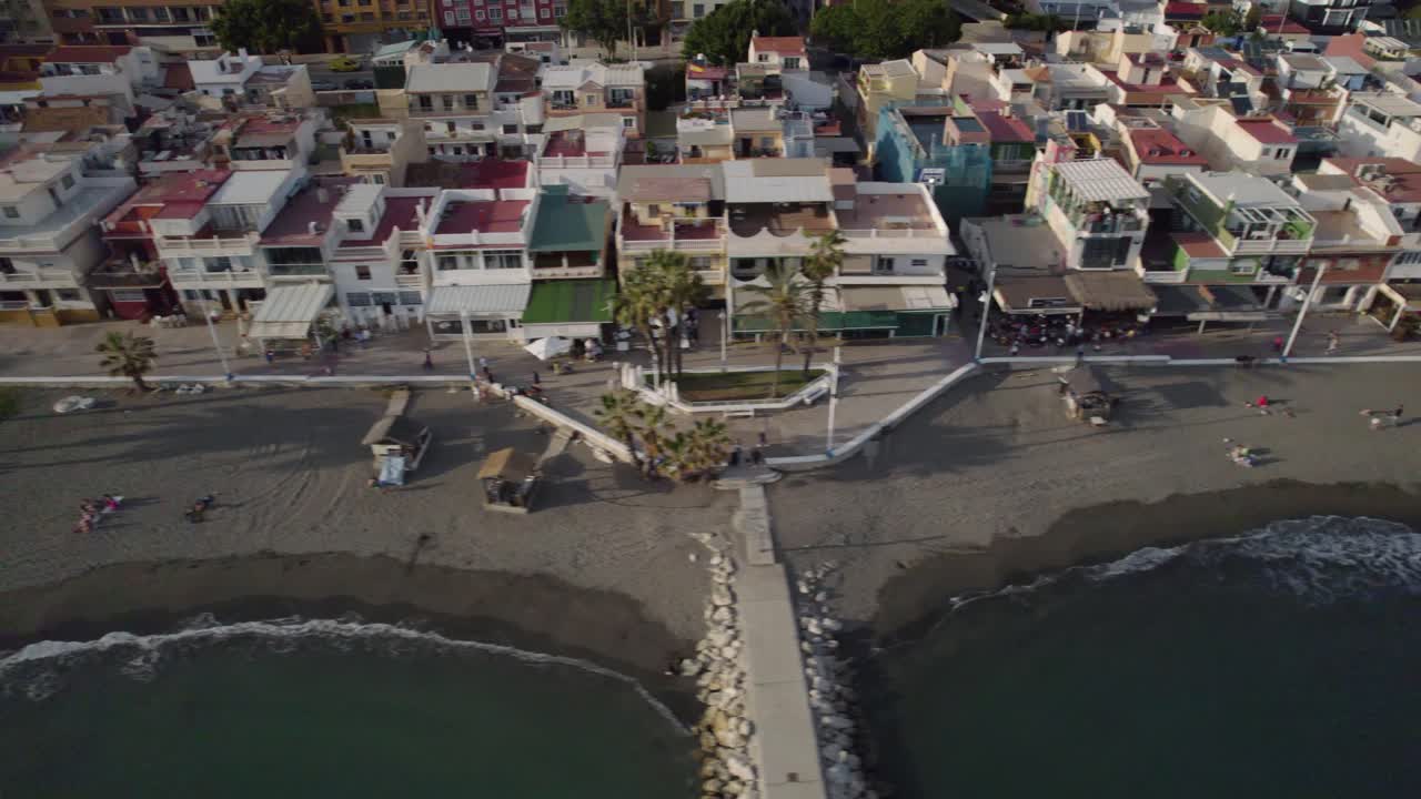 área residencial sobre la costa durante un día soleado, playa con personas descansando, palmeras, ubicación pedregalejo, encantador barrio costero ubicado en la parte oriental de málaga, españa