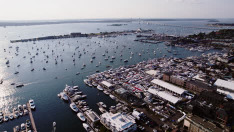 una toma de dron de newport, rhode island, estados unidos, dando vueltas alrededor del puerto y mirando hacia el mar, capturando numerosos veleros y yates debajo