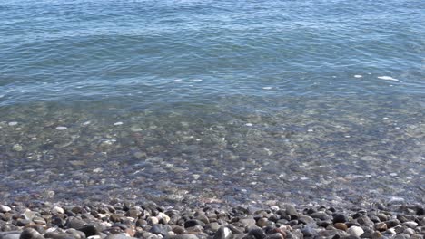 las olas se mueven en un bucle constante en la orilla del mar y crean un efecto de relajación