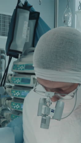 cirujano cardiotorácico realiza una cirugía. el médico con la enfermera utiliza instrumentos endoscópicos durante la cirugía de trasplante de la arteria coronaria en la sala de operaciones