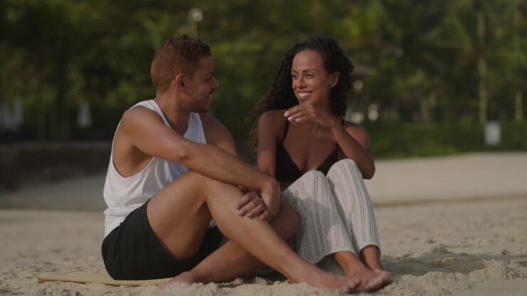 Deux amis discutant à la plage