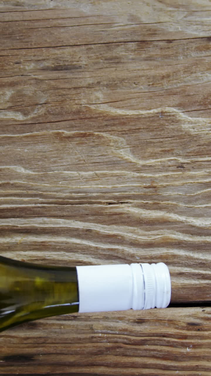 con botella de ensalada en la mesa de madera