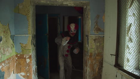 payaso aterrador en una casa abandonada