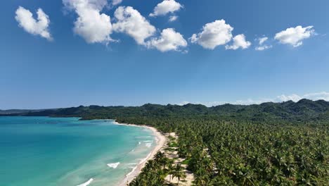 panorama de la playa de la boca del diablo en un día soleado, samana, república dominicana