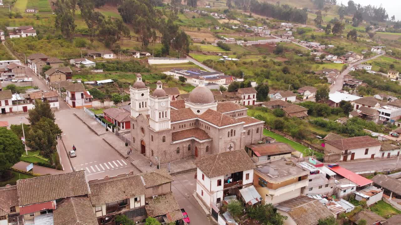 vista aérea de la iglesia de la catedral y las casas en una pequeña ciudad en pasa ecuador