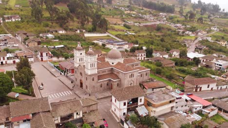 vista aérea de la iglesia de la catedral y las casas en una pequeña ciudad en pasa ecuador