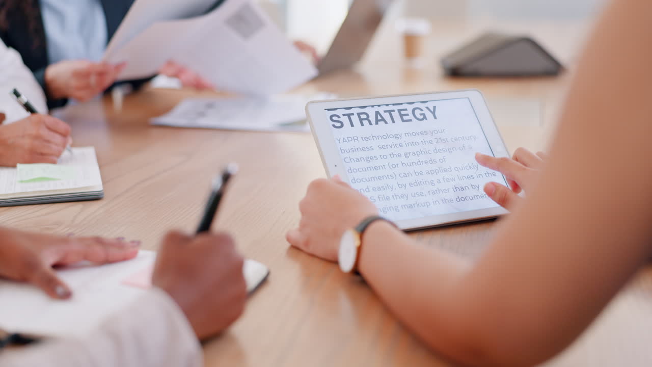 비즈니스 팀과의 회의, 손과 글쓰기