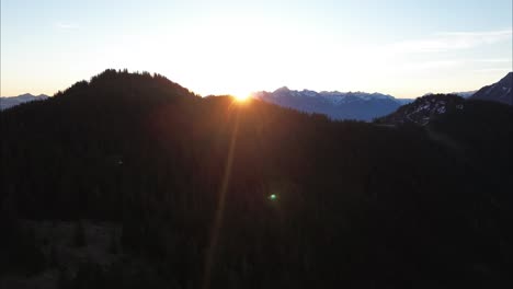 Luftdrohne-Bei-Sonnenaufgang-über-Einer-Wunderschönen-Berglandschaft-In-Österreich