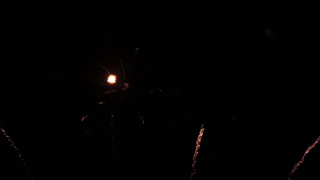 Luci colorate e brillanti che esplodono nel cielo notturno per un festival di fuochi d'artificio, in una popolare destinazione turistica nel Sud-est asiatico
