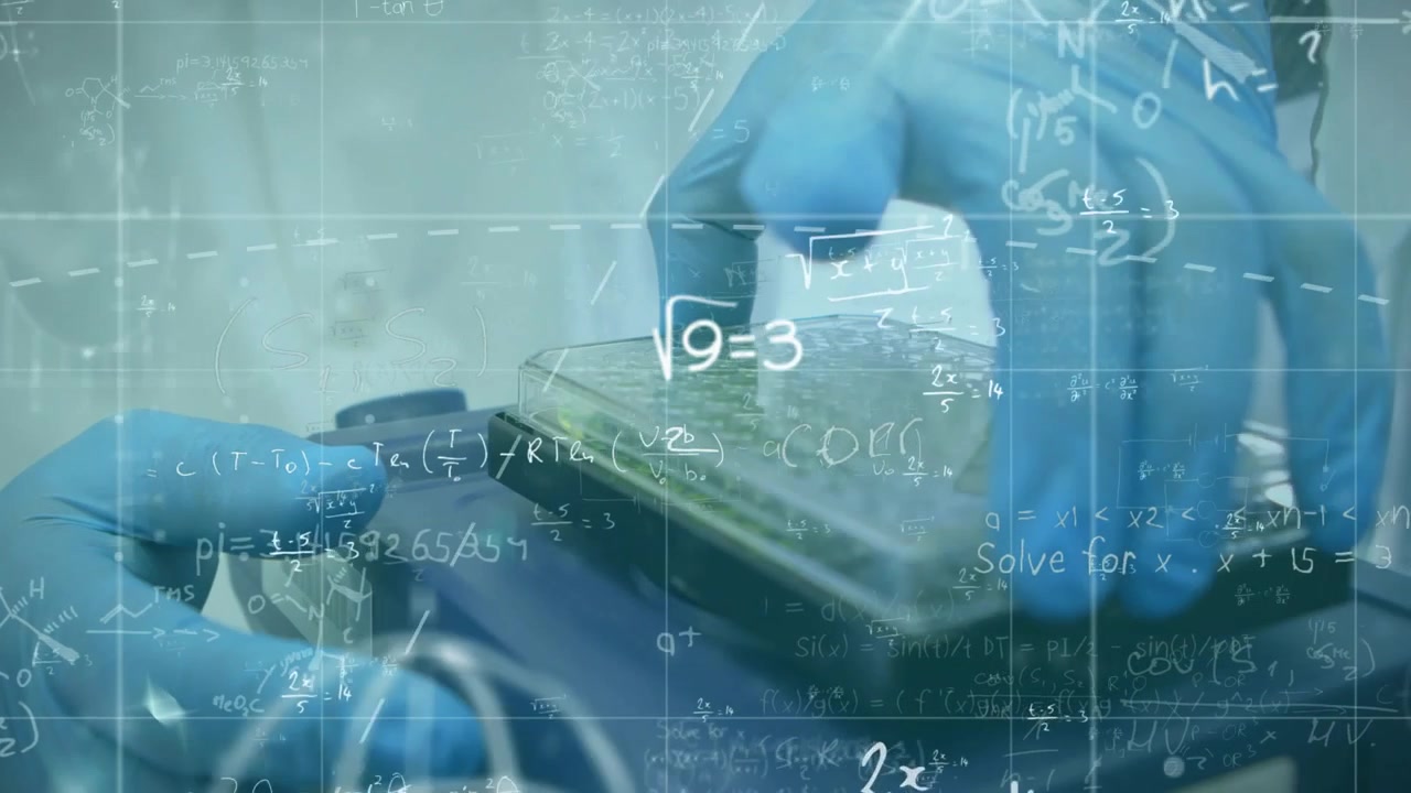 Mano di tecnico di laboratorio che tiene un lettore mentre la mano destra allinea una piastra verde per il test, con equazioni in aumento.