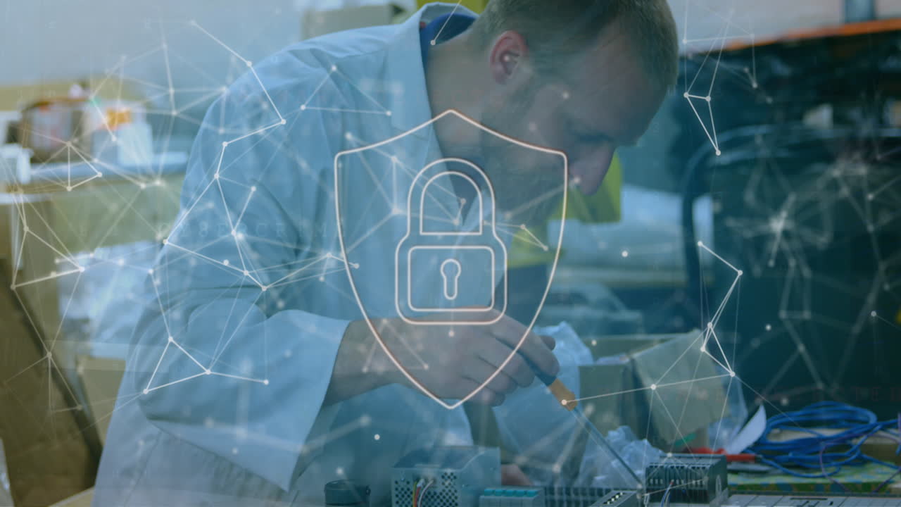 animación del icono del candado de seguridad sobre un ingeniero caucásico soldando una placa de circuito eléctrico