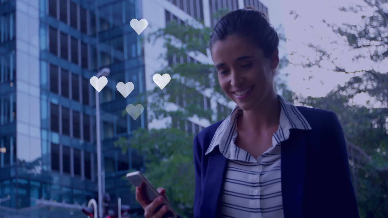 animación de iconos de las redes sociales cayendo sobre una mujer biracial