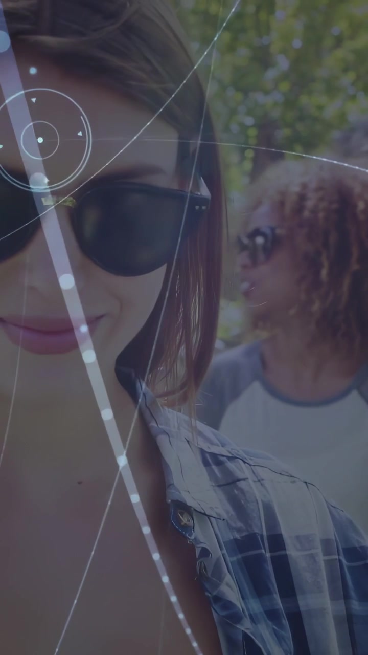 Amigos diversos caminhando por um caminho ensolarado enquanto uma mulher segura um telefone branco e usa óculos de sol, em meio a sobreposições.