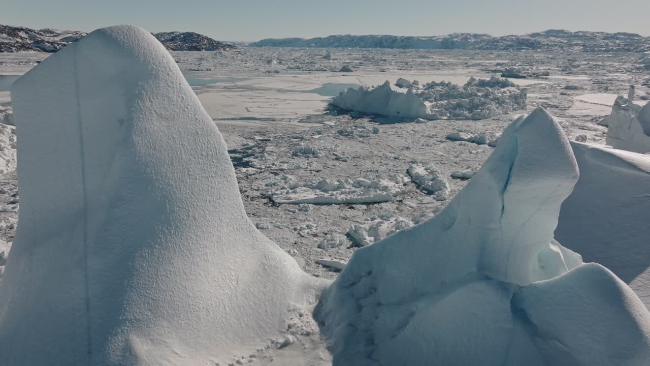 беспилотный летательный аппарат над морем и льдом ледяного фьорда илулисат