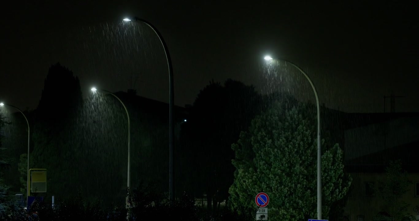 Regenval op een straat 's nachts in Bassano del Grappa, Italië