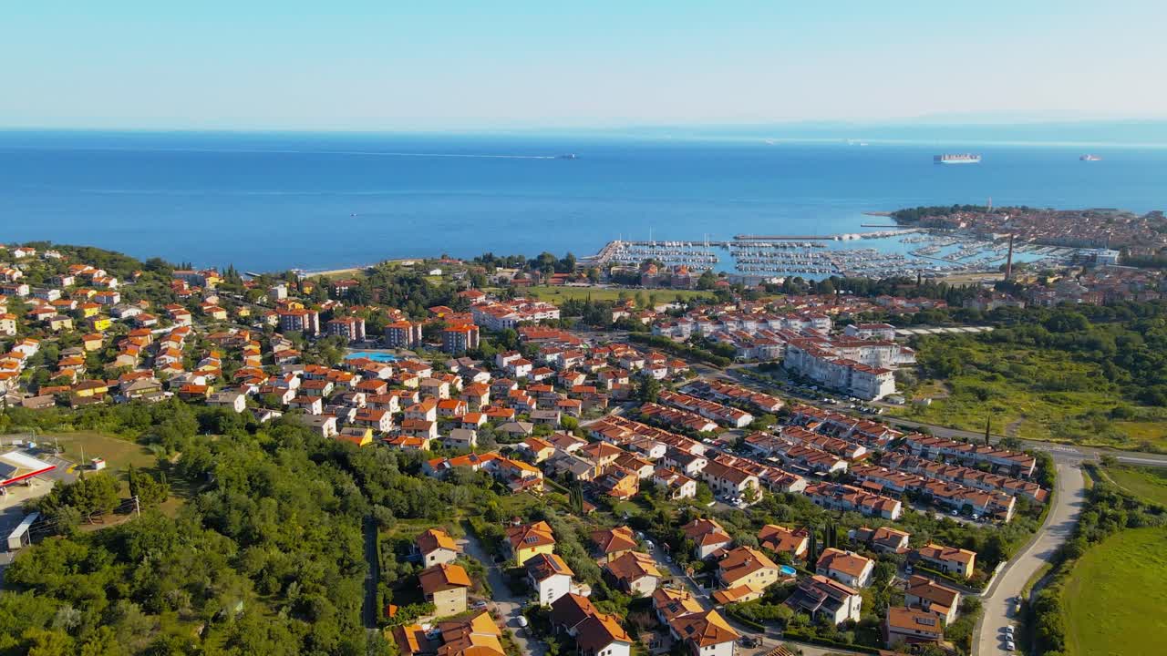 drones aéreos 4k imágenes de drones capturando la encantadora ciudad costera de izola, eslovenia