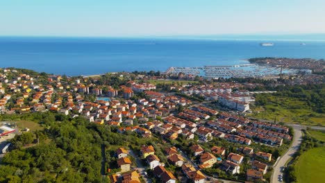 4K-Drohnenaufnahmen-Aus-Der-Luft,-Die-Die-Bezaubernde-Küstenstadt-Izola-In-Slowenien-Einfangen