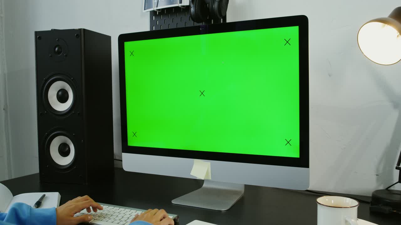 persona que trabaja en una computadora con un monitor de pantalla verde