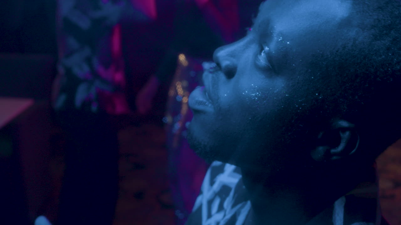 hombre en una fiesta