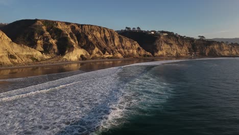 Olas-Rompiendo-En-Los-Acantilados-Cerca-De-La-Costa,-Blacks-Beach-San-Diego