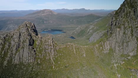 Vista-De-Paralaje-Con-Drones-De-La-Montaña-Cradle-Durante-El-Día