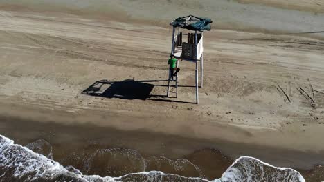 Un-Día-Ventoso-Y-Fuertes-Olas-En-La-Playa-En-Albania