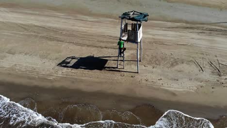 un día de viento y fuertes olas en la playa de albania