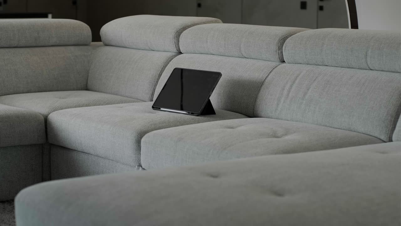 sala de estar y cocina más baja a la mesa de café de ancho. la vista se mueve hacia abajo en un amplio ángulo de plan de piso abierto sala de descanso y cocina a la mesa del café en la sala de estar