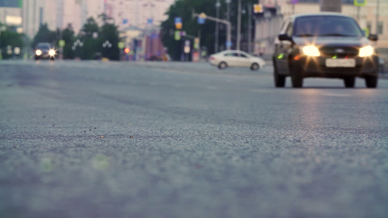 자동차 를 가진 도시 거리 장면