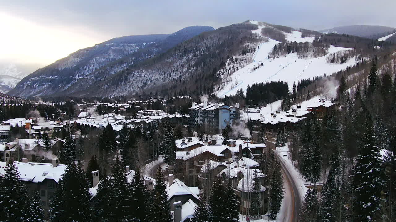 drones cinematográficos aéreos vail pueblo vail estación de esquí golden peak temprano en la mañana a mediados del invierno amanecer de las pistas de esquí y góndola paisaje montañoso pintoresco de colorado movimiento hacia arriba