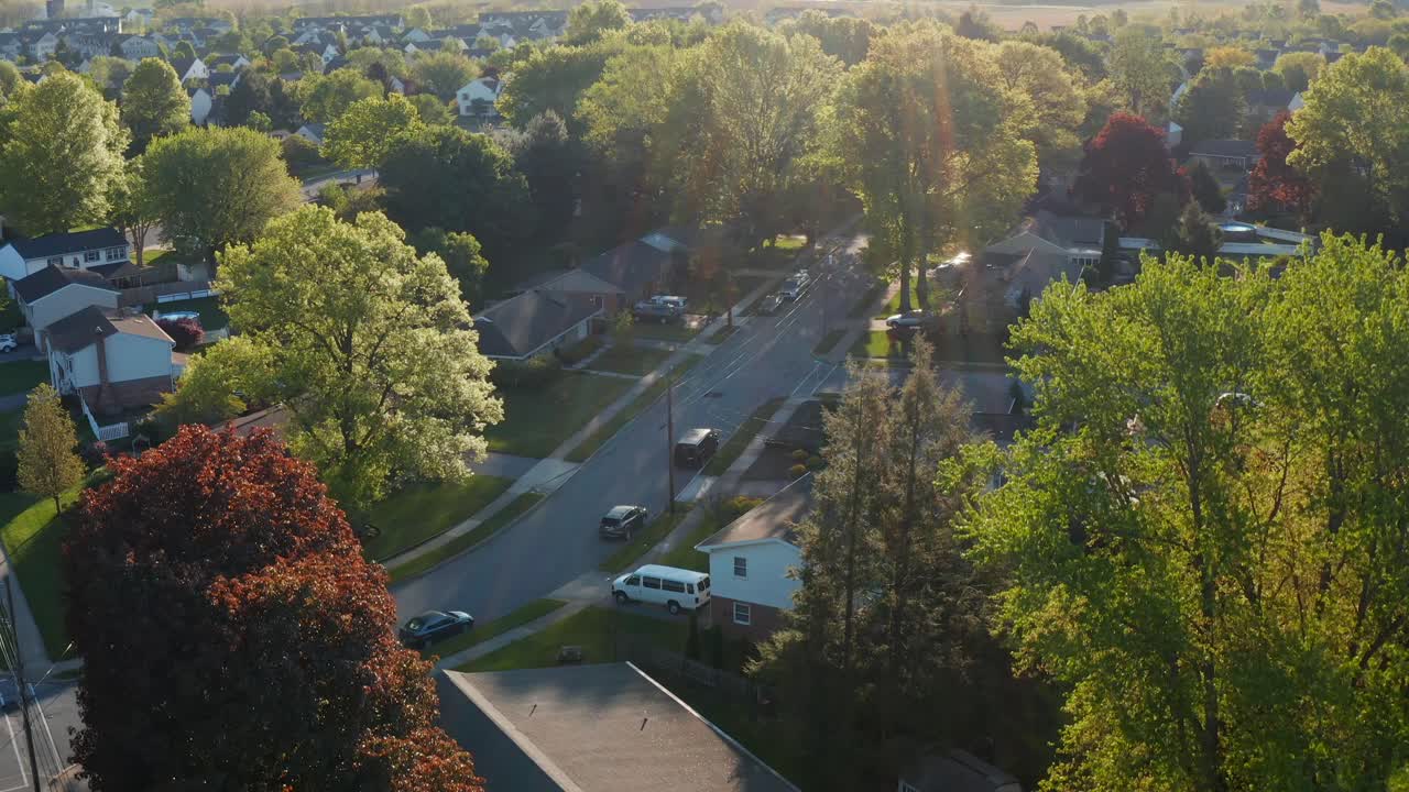 상승 공중은 미국 교외 이웃 마을을 보여줍니다
