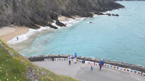 Turistas-En-La-Carretera-Con-Vistas-A-La-Playa-De-Coumeenoole-Con-Acantilados-Irregulares-Y-Olas-Oceánicas