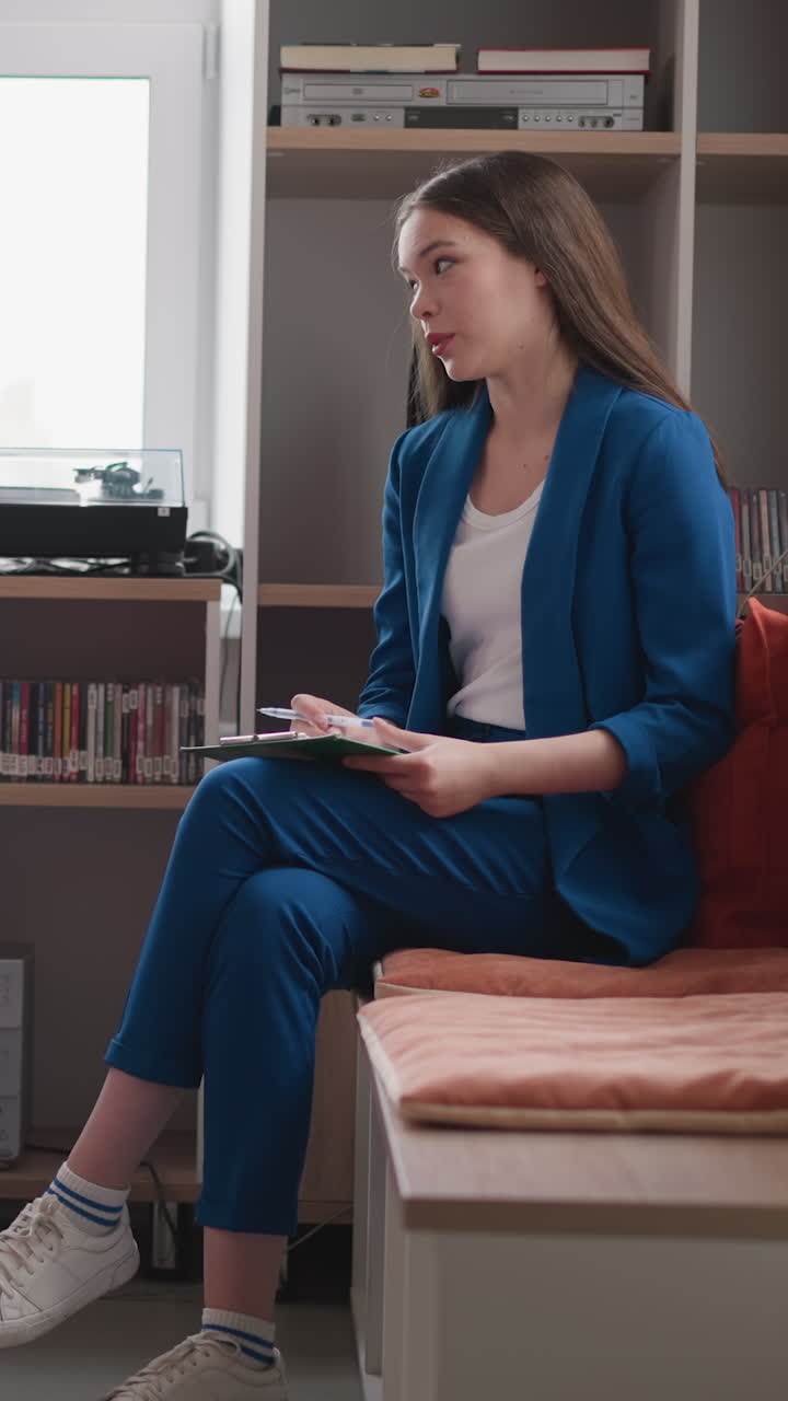 una pareja joven de diferentes razas en la oficina del psicólogo. la familia busca ayuda de un psicólogo profesional para construir una relación saludable. dificultades en la comunicación