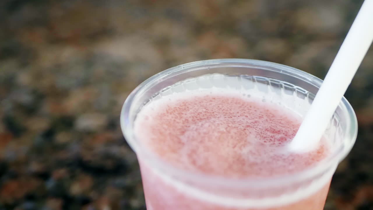 çerçeveye kayarken çilek margarita-daquiri'nin yakından yavaş hareketli çekimi