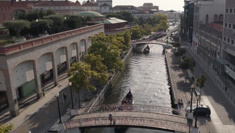 toma aérea que captura los barcos de moliceiro y los edificios de estilo art nouveau a lo largo de las orillas