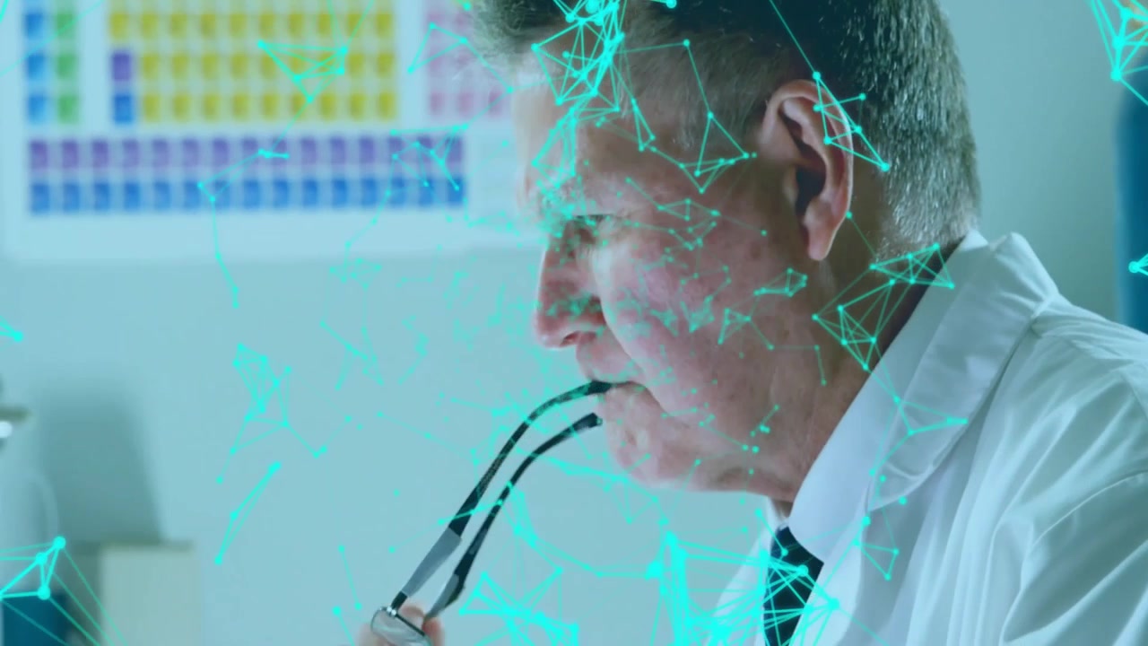 Scienziato senior che lavora al laptop in laboratorio con sovrapposizione di dati digitali.