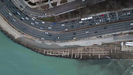 Autos-Am-Ufer-Des-Sees-Dr.,-In-Chicago,-USA-–-Statische-Aufladung,-Vogelperspektive,-Drohnenaufnahme