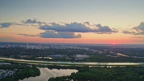 Flug-über-Das-Erholungsgebiet-Der-Stadt-Mit-Teichen-Und-Natürlichen-Parklandschaften-Bei-Sonnenuntergang