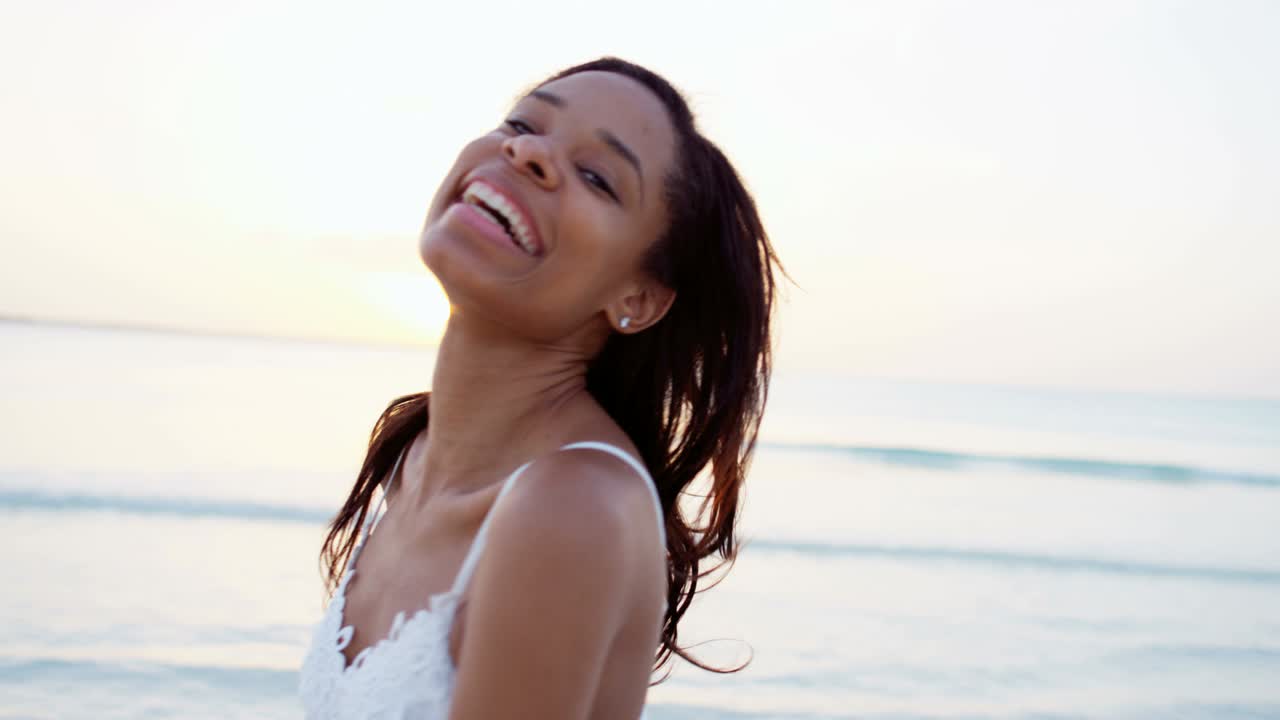 retrato de una chica étnica tomando una selfie en la playa
